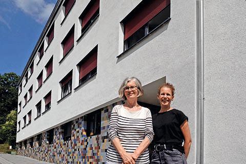 Zwei Frauen vor dem Gebäude der Frauenpension