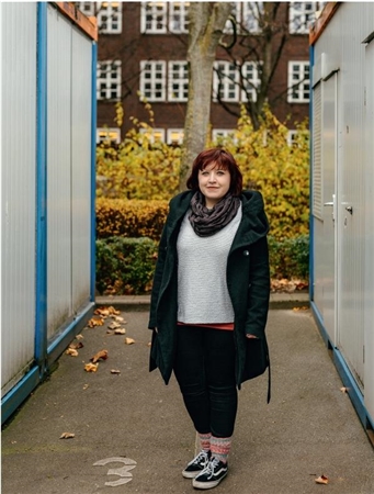 Claudia Merten ehrenamtlich im Wohncontainer-Projekt Porträt von Claudia Merten zwischen Wohncontainern in Hamburg.