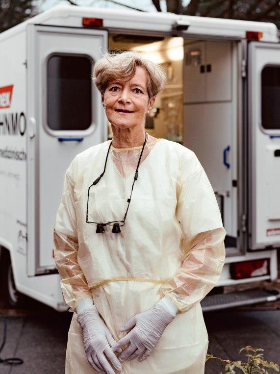 Porträtbild der Zahnärztin Kraft-Wolff vor dem Hamburger Zahnmobil.