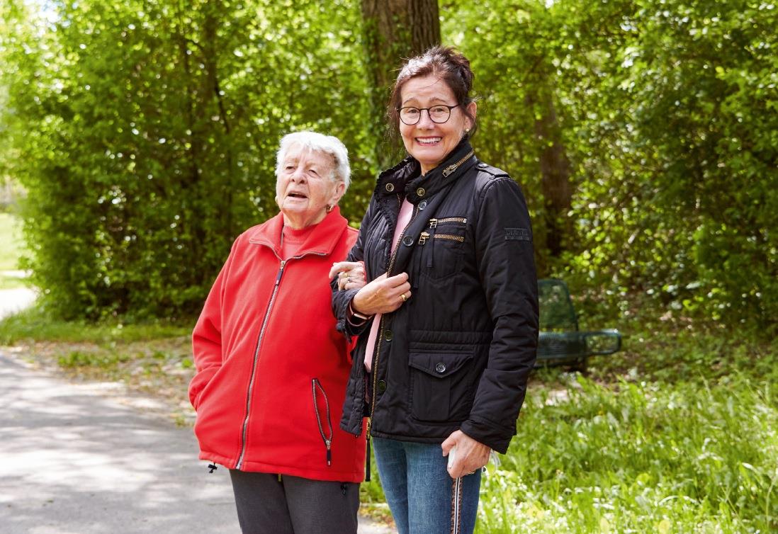 Erika Kern hakt sich beim Spaziergang bei Christine Anthofer unter.
