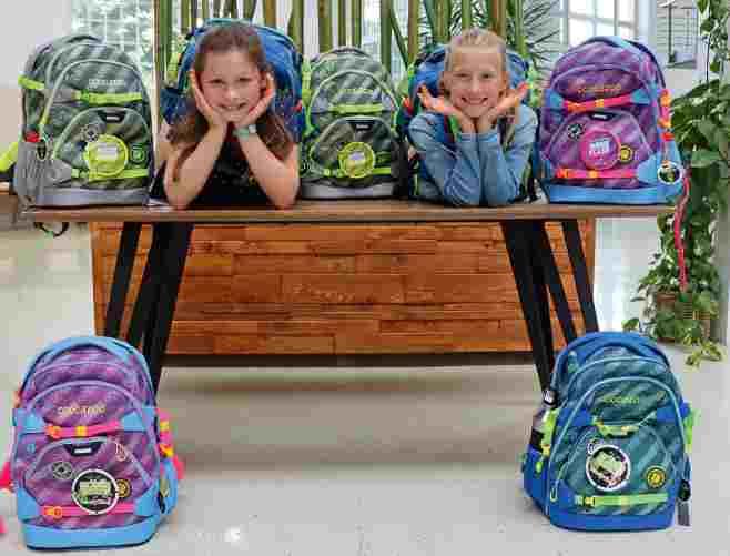 Porträt von Luisa Kömpel und  Martha Sippel mit den Rucksäcken