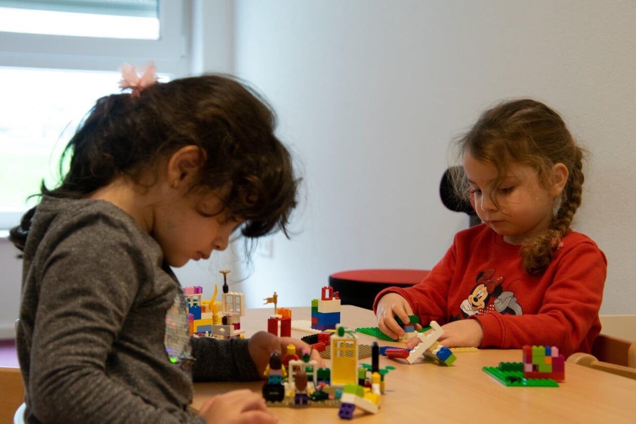 Zwei Kinder beim Spielen in der Kita