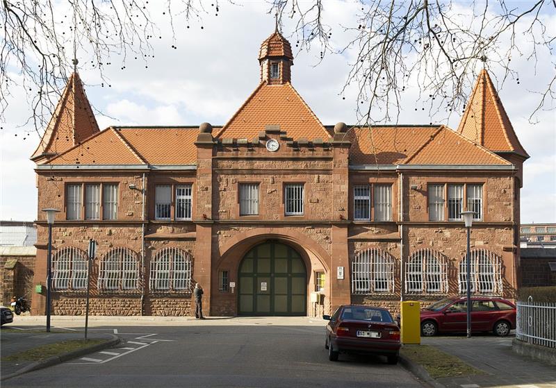Auf dem Bild ist das Eingangstor der JVA Mannheim zu sehen