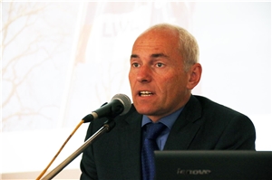 063-2016_DiAG-Behindertenhilfe_Dr. Bröcheler Auf dem Foto steht ein Mann am Pult.