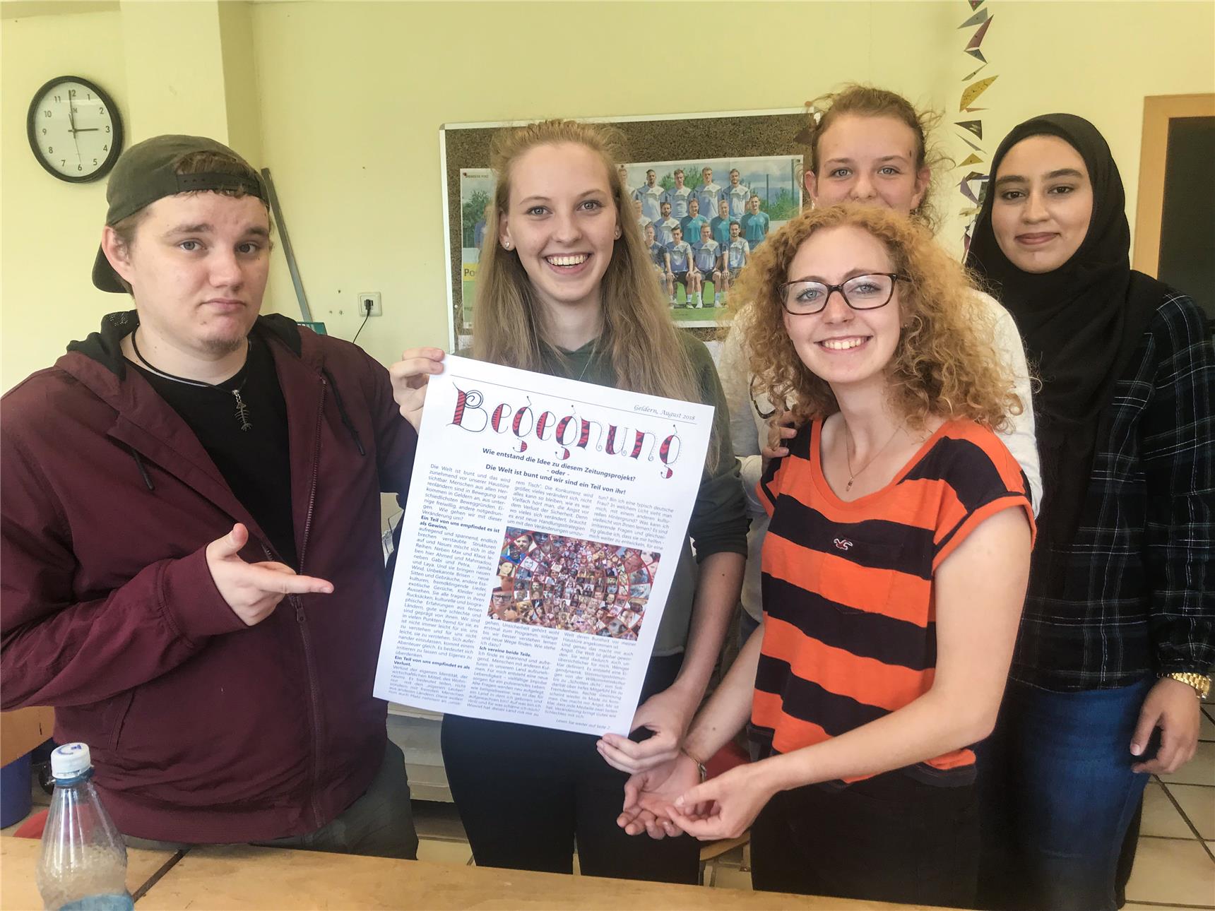 Auf dem Bild halten mehrere Jugendliche ein Plakat hoch