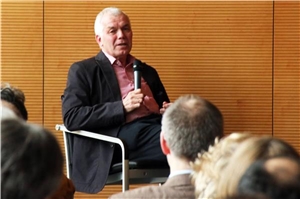 Dr. Ulrich Thien, Leiter des Referates Soziale Arbeit referiert zum Armutsforum Fachforum Armut