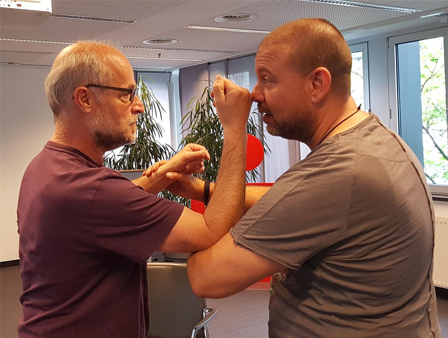 Oliver Millhoff (rechts) zeigt Wolfgang Bohnenkamp als letztes Mittel zur Gefahrenabwehr geeignete Handgriffe.