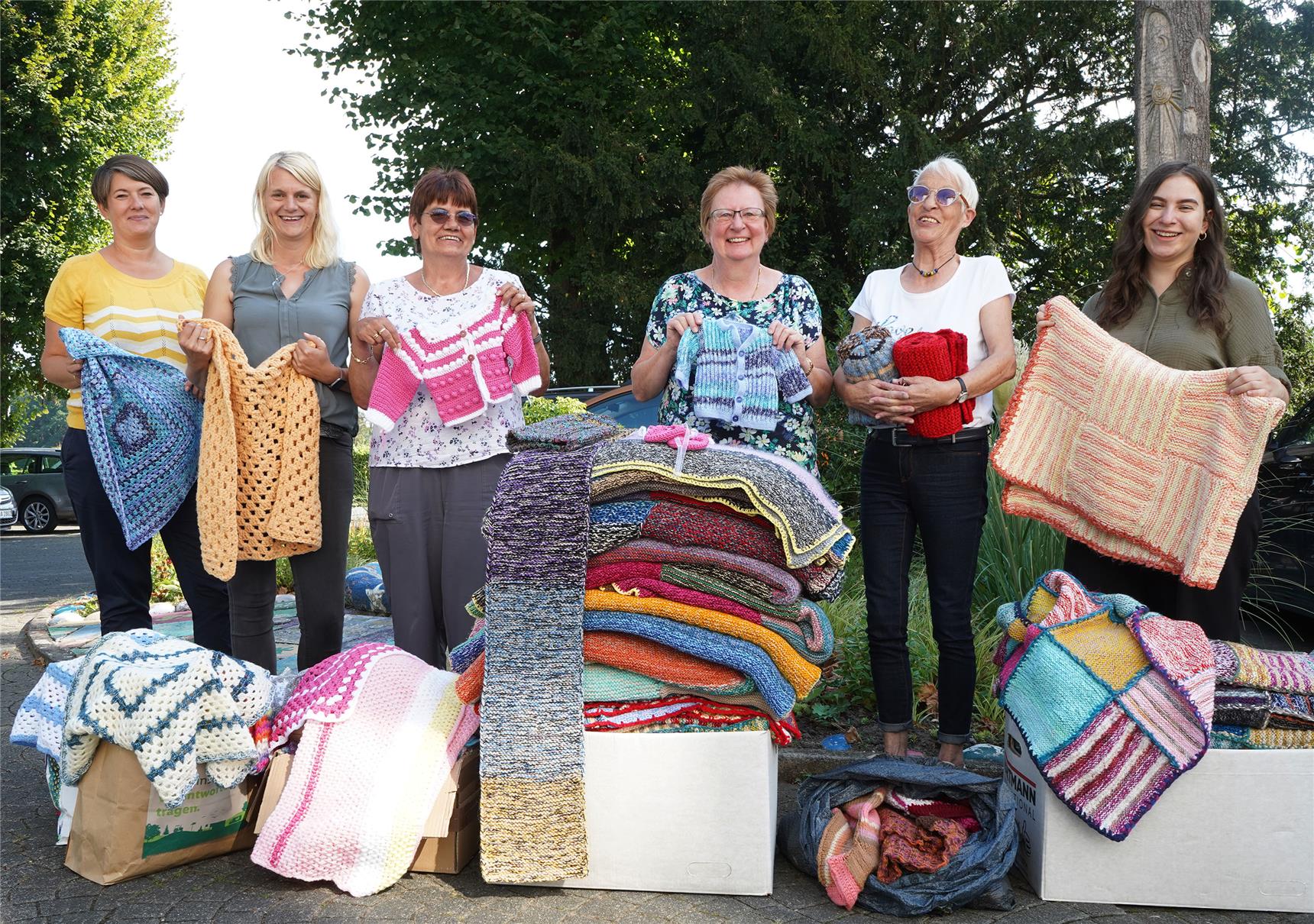 Sandra Hucke und Stefanie Strunz vom Haus Widey nahmen die gestrickten Decken, Mützen, Schals und Babysachen gern von Claudia Scherf, Marita Meyer und Barbara Fürchtjohann von der kfd St. Johannes Salzkotten entgegen (von links). Die Sachen kommen jungen Müttern in einer Ausnahmesituation zugute. Angelika Peplinski von der youngcaritas hatte den Kontakt vermittelt.  