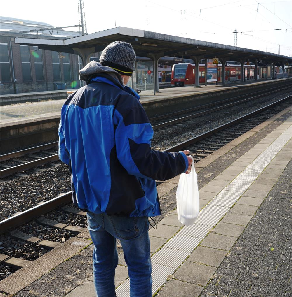Christian W. ist seit fünf Jahren obdachlos. Er holt sich ein- oder zweimal die Woche bei der Bahnhofsmission sein Essen ab.