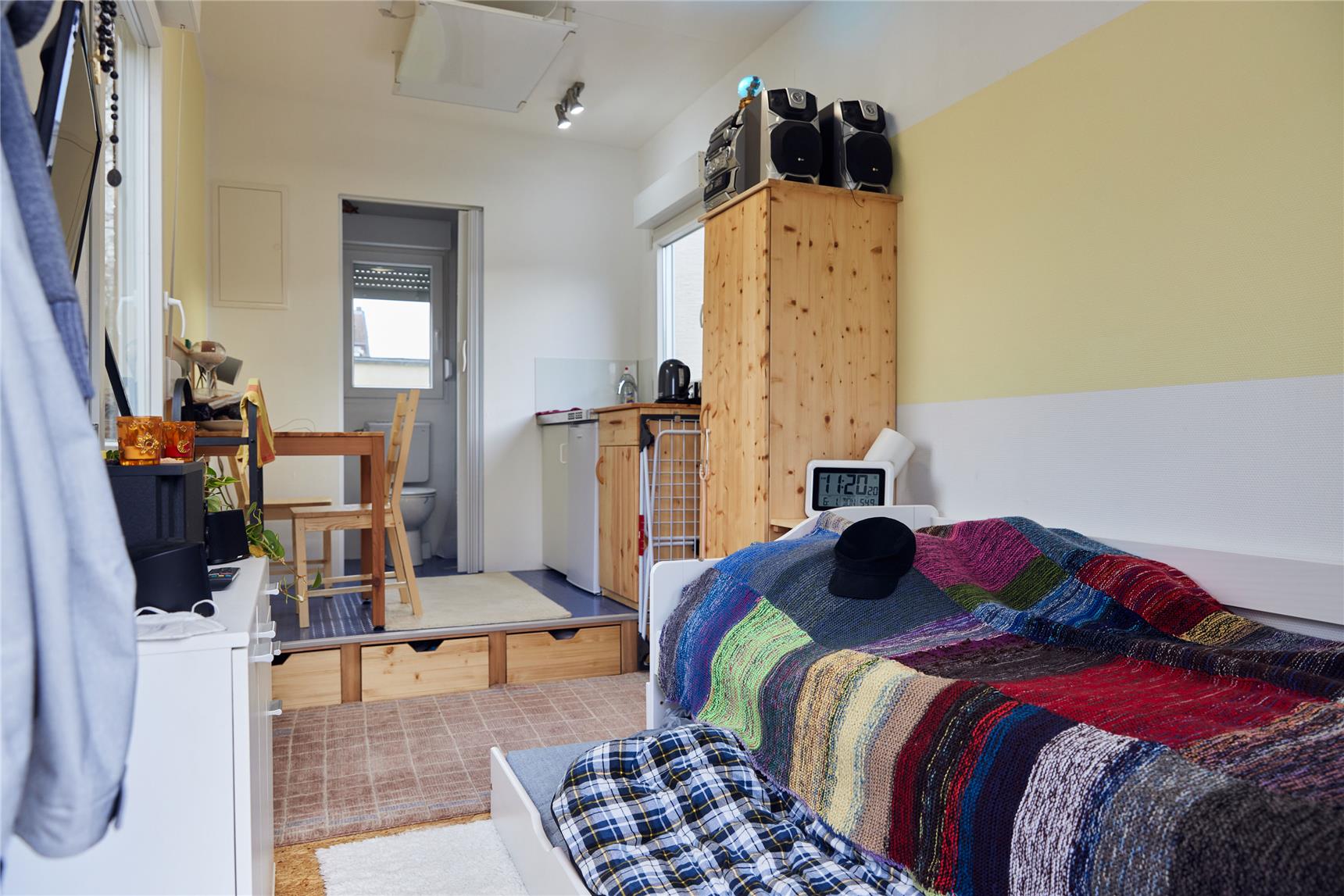 Vier in eins: Küche, Bad, Schlaf- und Wohnzimmer – das alles passt auf 15 Quadratmeter.