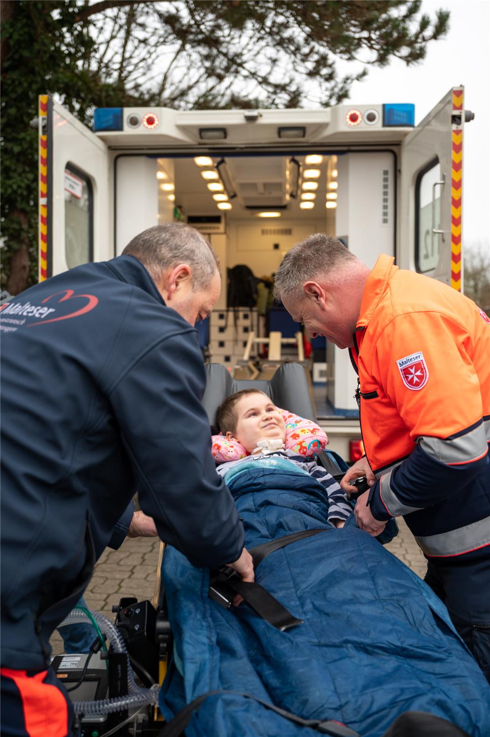 Warm eingepackt geht es mit dem Herzenswunsch-Krankenwagen wieder zurück nach Siegen. 