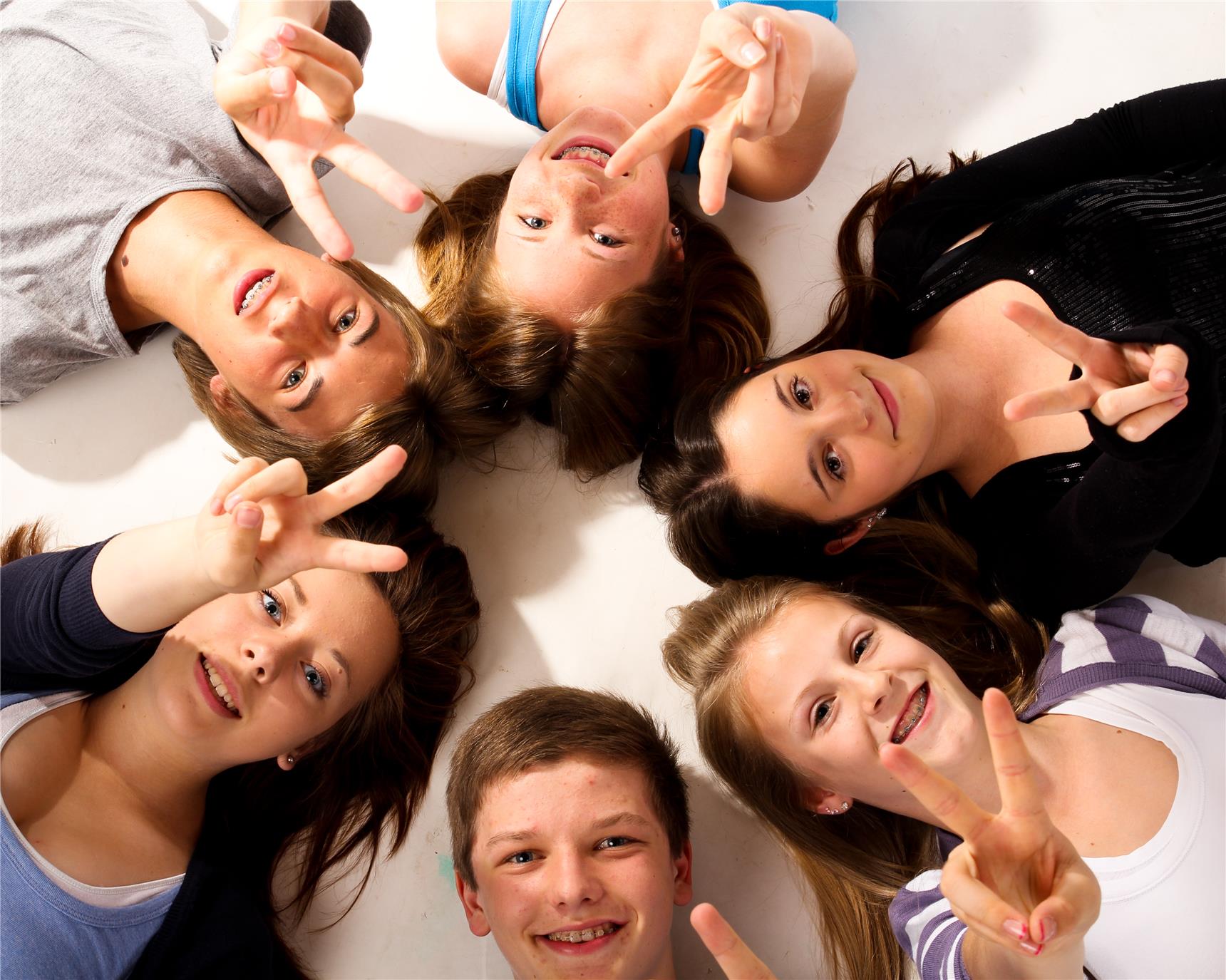 Sollte es einen sozialen Pflichtdienst geben? Diese Frage wird nicht nur unter jungen Menschen intensiv diskutiert. 