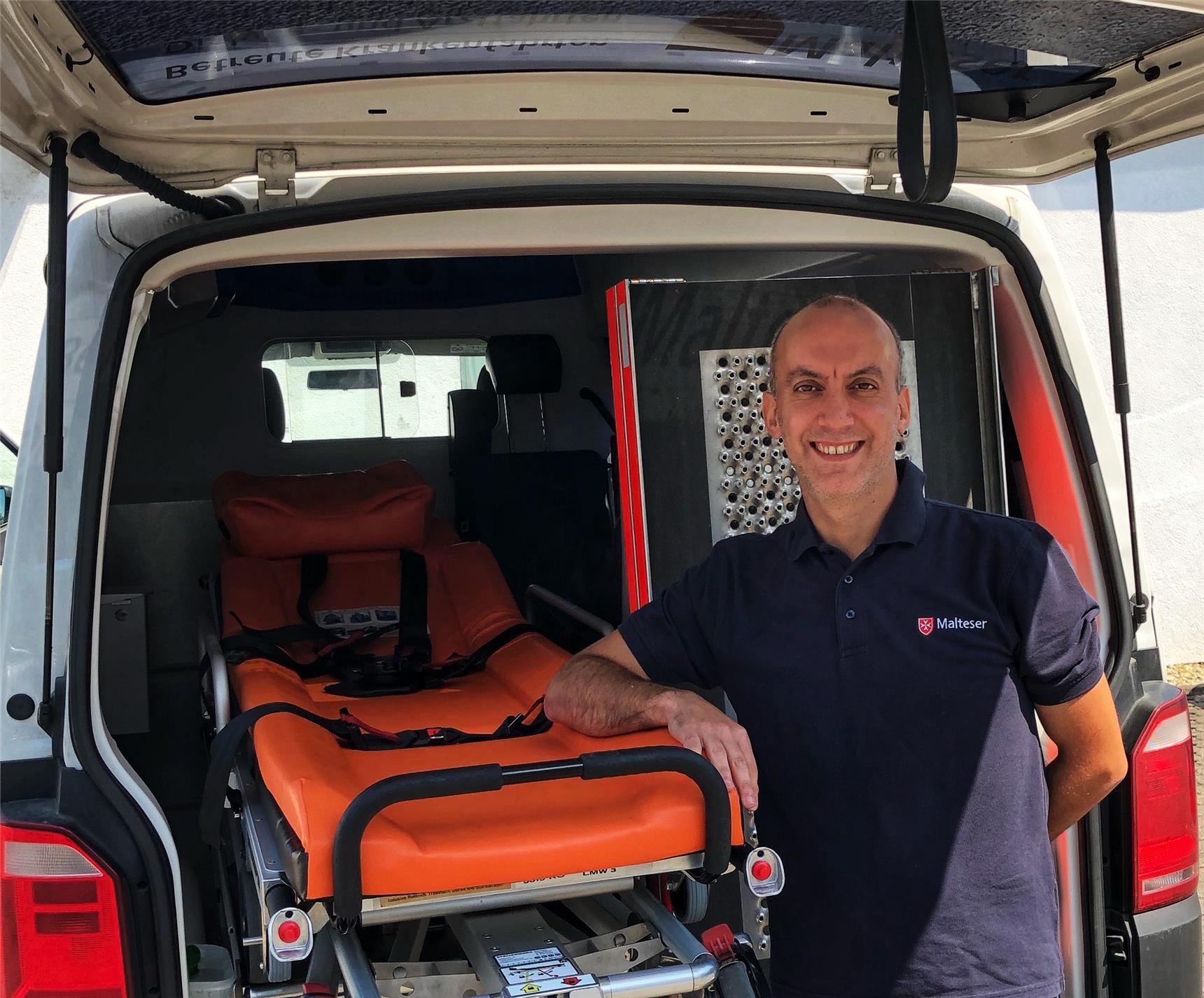 Ü27-Bufdi bei den Maltesern: Antonio Peláez Saiz fährt im Fahrdienst der Dienststelle Paderborn.