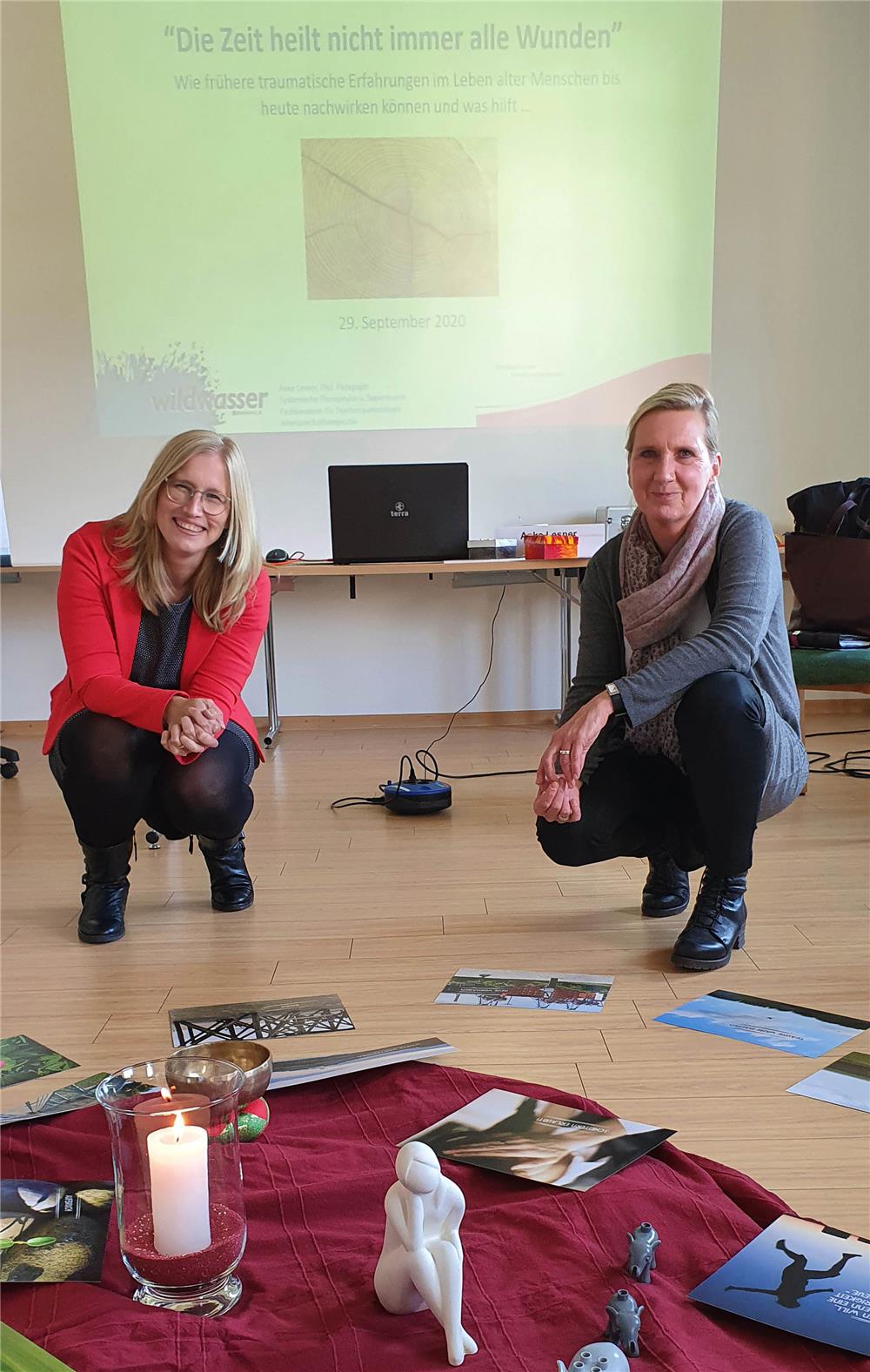 Bei einer Tagung der Caritas-Konferenzen (CKD) im Erzbistum Paderborn informierten Therapeutin Anke Lesner und CKD-Referentin Sabine Breimann über Trauma-Erfahrungen im Alter.
