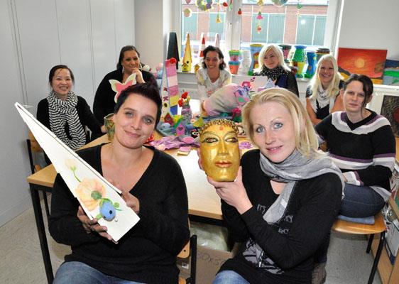 Die Kursteilnehmerinnen zeigen die Ergebnisse ihrer Arbeit