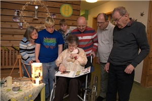 Ein Erinnerungsbuch, das gemeinsam gestaltet wird, gibt den Bewohnern von St. Gabriel die Möglichkeit, auf ihre eigene Weise von einem verstorbenen Mitbewohner Abschied zu nehmen Ein Erinnerungsbuch, das gemeinsam gestaltet wird, gibt den Bewohnern von St. Gabriel die Möglichkeit, auf ihre eigene Weise von einem verstorbenen Mitbewohner Abschied zu nehmen