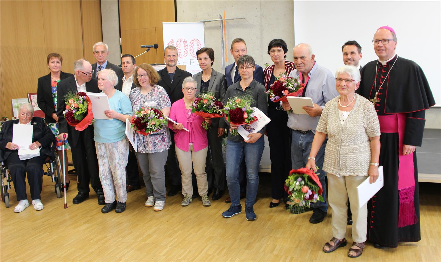 Für die langjährigen Mitarbeiter und Bewohner von Behinderteneinrichtungen war der Jubiläumstag ein besonderer Festtag. Bischof Dr. Stephan Ackermann ehrte die Jubilare.