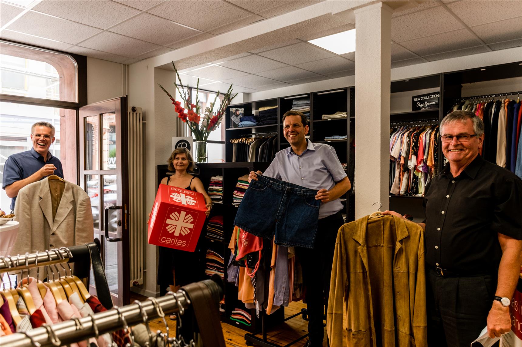 Bei der Eröffnung: Marcus Hoffeld, Bürgermeister der Stadt Merzig, Caritasmitarbeiterin Tatjana Wiegant, Caritasdirektor Frank Kettern und Bernd Schneider, Dechant des Dekanats Merzig (von links).