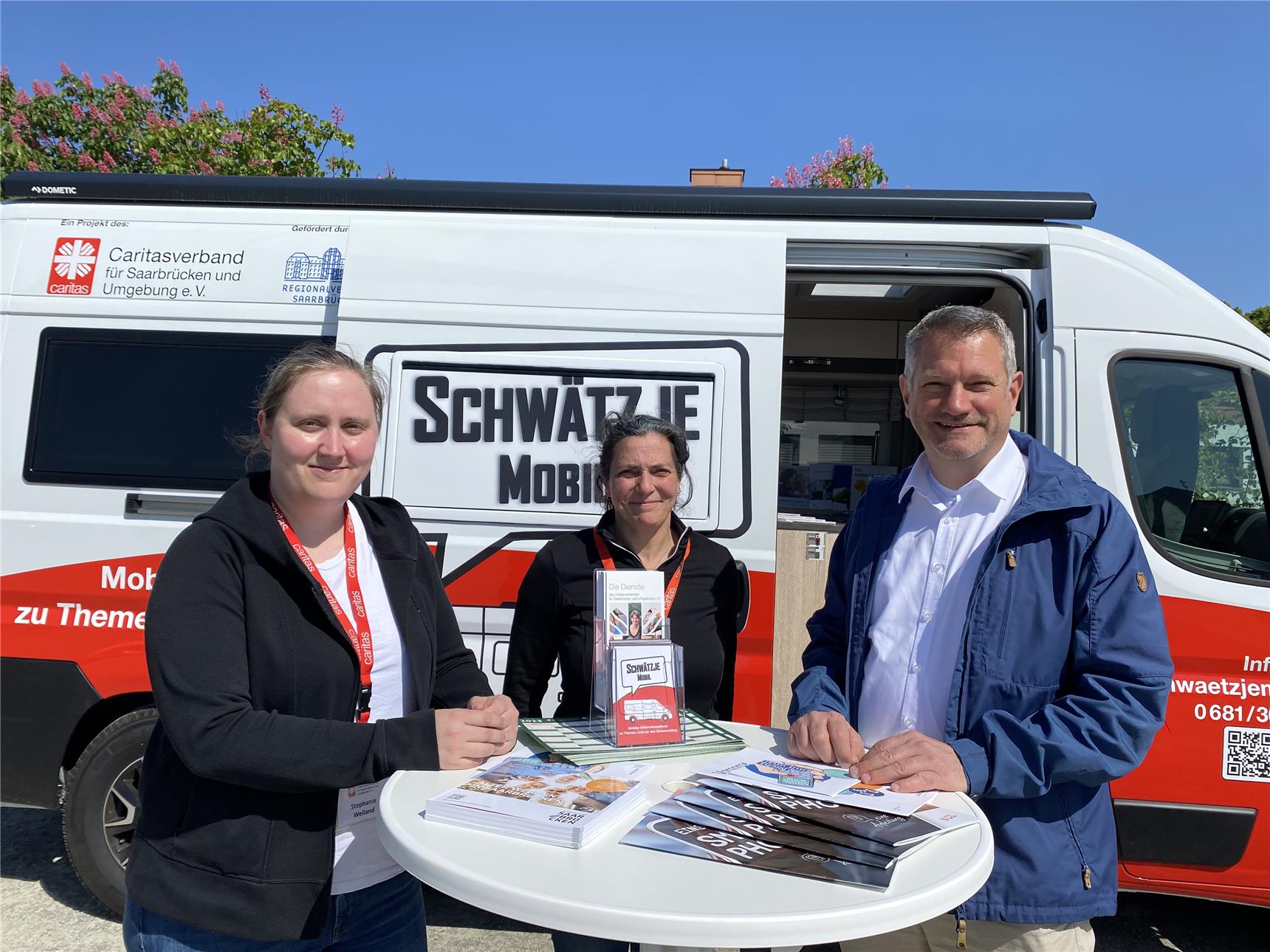 Das Schwätzje Mobil Team, Stephanie Weiland und Claudia Chiaramonte, zusammen mit Caritasdirektor Michael Schley (von links).