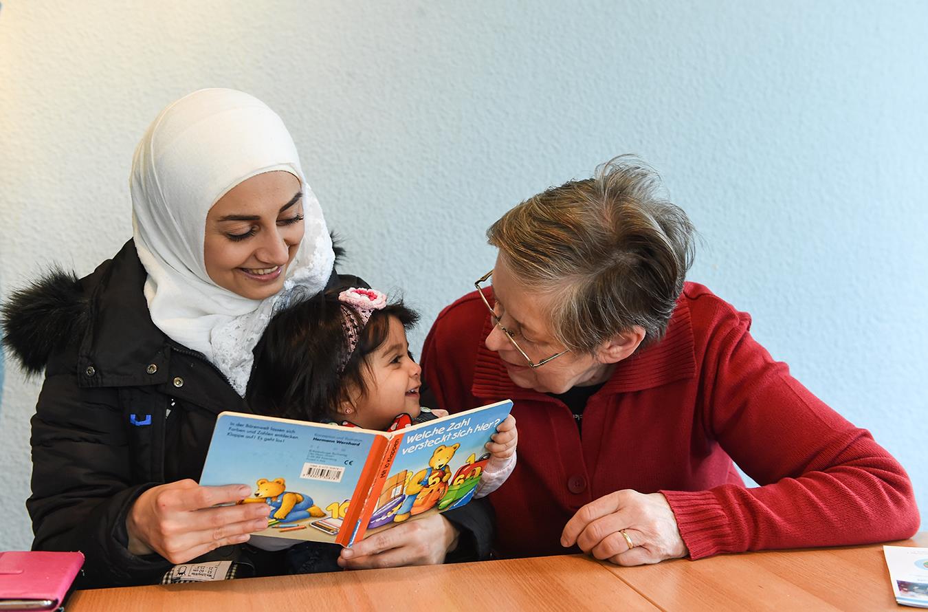 Ältere Frau mit Muslima und Kind.