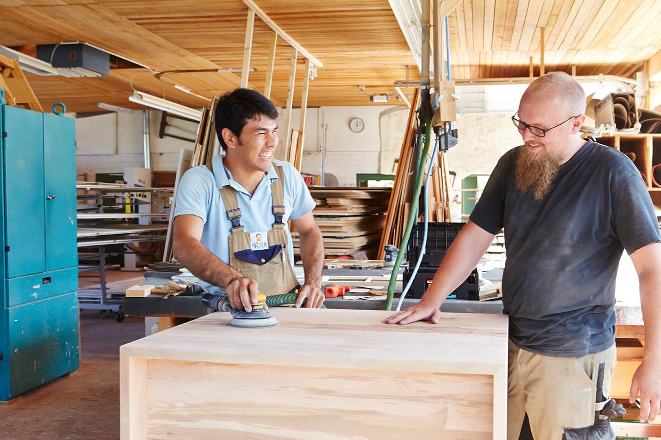 Zwei Männer in Schreinerei