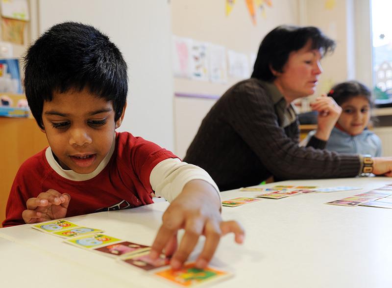 Junge sitzt an Spieltisch