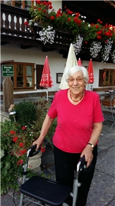 Lydia Raschbichler vor ihrem Lieblingslokal Lydia Raschbichler vor ihrem Lieblingslokal