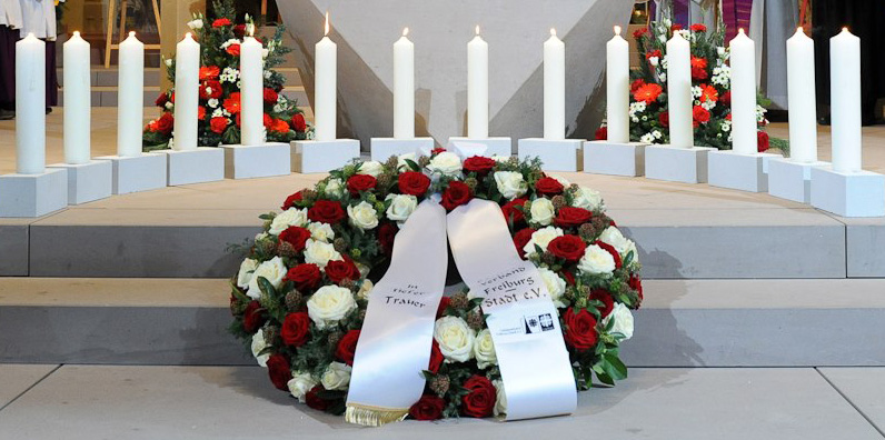 14 Kerzen für die Opfer der Brandkatastrophe in Neustadt