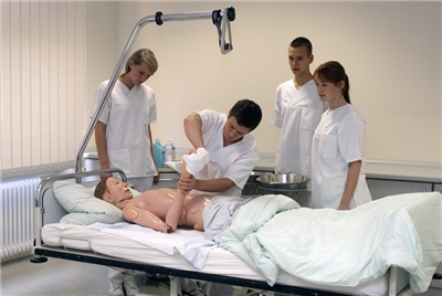 Einweisung von Pflegerinnen und Pflegern an einer Puppe Einweisung von Pflegerinnen und Pflegern an einer Puppe