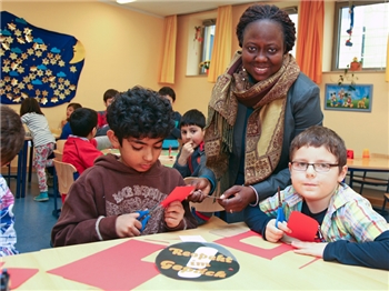 Projekte gegen Rechtsextremismus - Respekt im Gepäck Kinder scheiden in einer Schule Papier