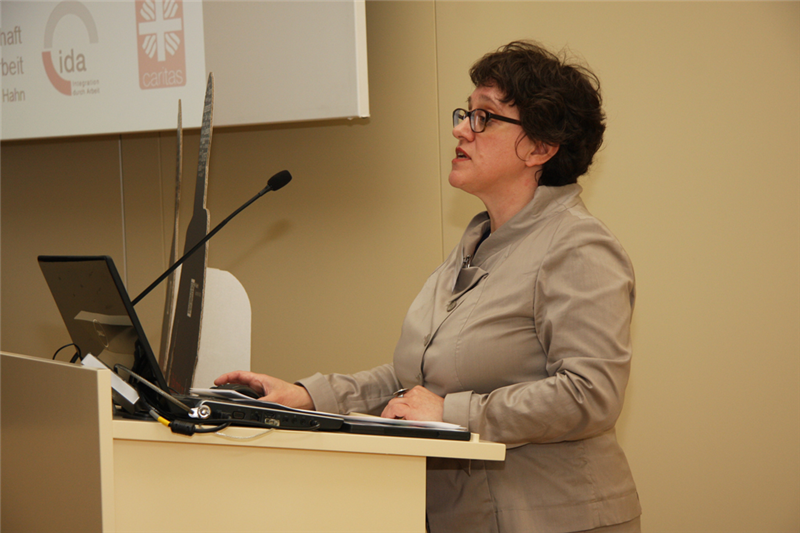 Frau hält Tagungsvortrag