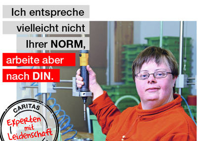 Plakat mit einer Mitarbeiterin mit Behinderung: 