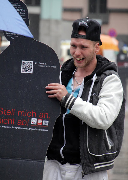 Jugendlicher Teilnehmer am Flashmob der Kölner Caritas