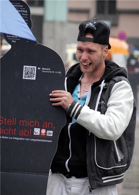 Jugendlicher Arbeitsloser Jugendlicher Teilnehmer am Flashmob der Kölner Caritas