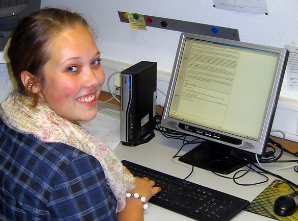 [U25]-Beraterin vor Computer