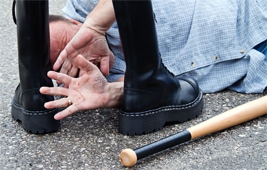 Gewalt Mann auf dem Boden vor Springerstiefeln