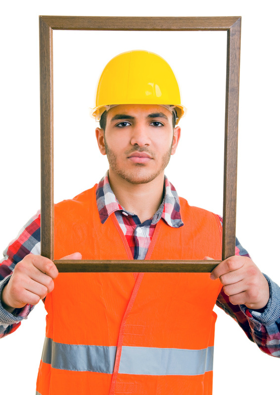 Junge als Bauarbeiter mit Bilderrahmen