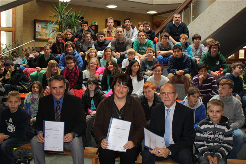 drei Erwachsene mit Schülern