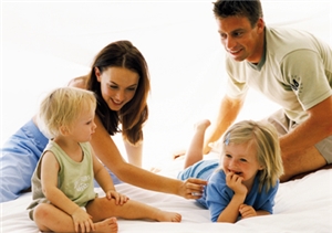 Familie mit Kindern Frau und Mann mit kleinen Kindern