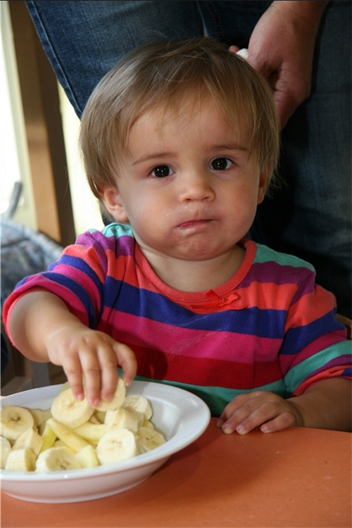 Melanie beim Obstfrühstück