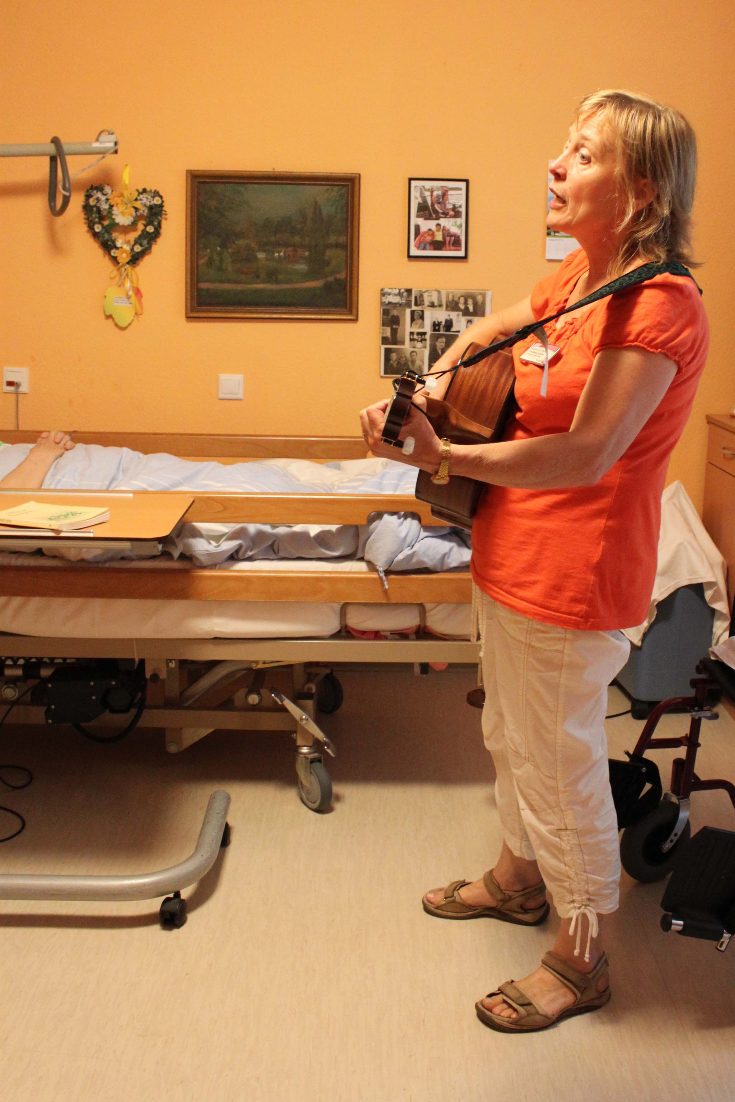 Mit ihrem Gitarrenspiel berührt Eva-Maria Schneider demenzkranke Menschen