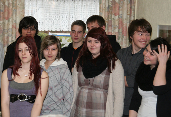 Wir sehen acht Schüler und Schülerinnen der Homberger Erich-Kästner-Schule auf einem Foto. Sie führen Gespräche mit den Heimbewohnern über alte Geschichten.