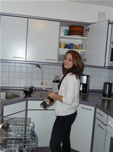 WG_Huenfeld_04 Wir blicken in eine helle Wohnküche. Links unten sind einzelne Etagen des Geschirrspülers ausgefahre