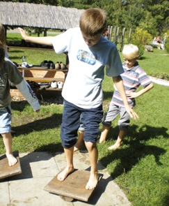 Kinder beim Balanceakt im Barfußpark