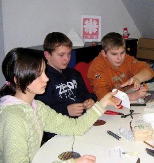 Besucher des Jugendhauses beim Basteln