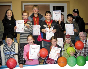 Stolz halten die Teilnehmer des Bowling-Turniers ihre Urkunden in den Händen