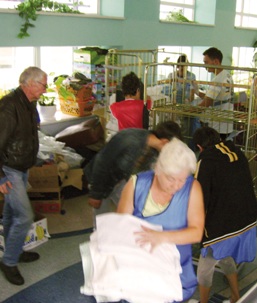 Fleißige Helfer sortieren Sachspenden in Bogatynia.