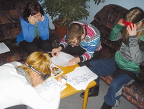 Gar nicht so einfach: FSJ-ler beim Erproben der sogenannten 