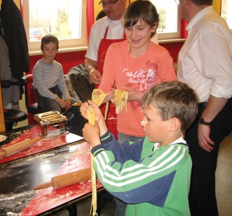 Aller Anfrang ist schwer: Besucher der Einrichtung beim Nudeln selber machen.