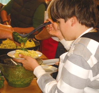 Gesund und lecker: Selbst hergestellte Nudeln mit Pesto.